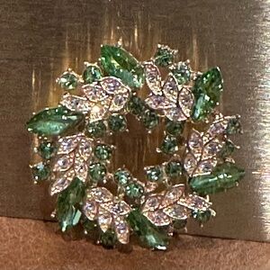 🎉🎉🎁 Luxurious Green and Gold Wreath Brooch